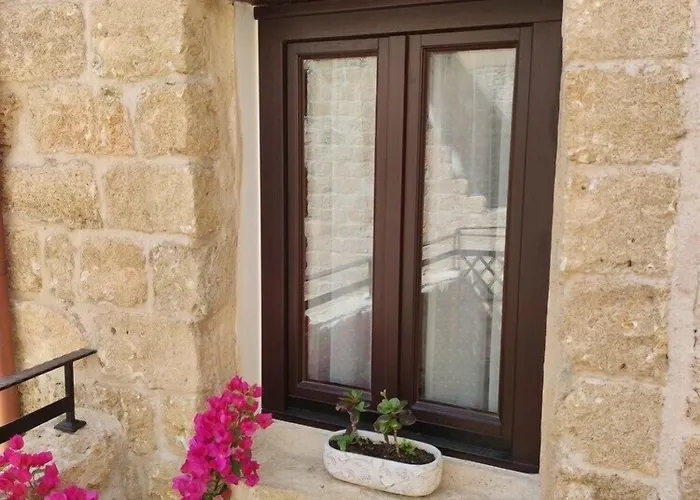 Porolithos Boutique *